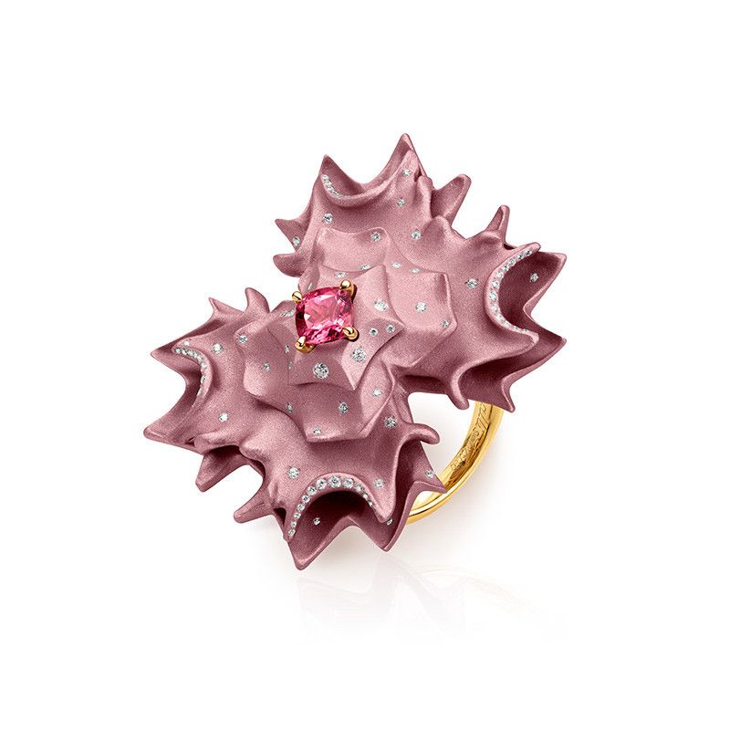 Кольцо Anemone от Wallis Hong из золота и алюминия с турмалином и бриллиантами