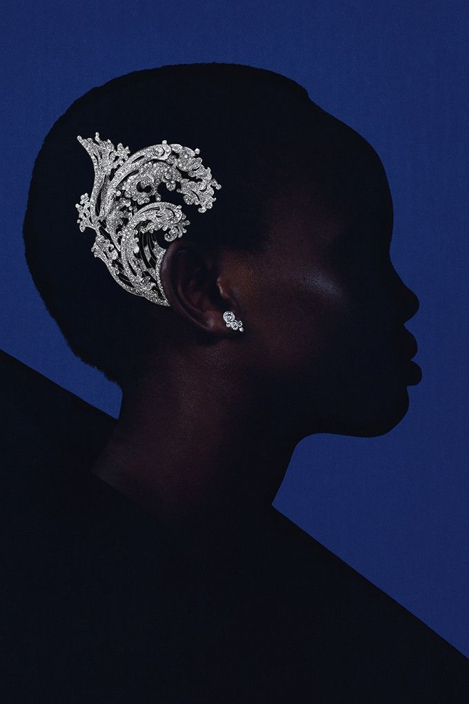 Серьга Vague от Boucheron из белого золота с 20 каратами бриллиантов воплощает силу и изящество морской волны