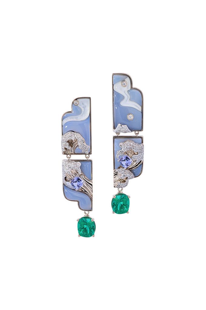 Серьги от Simone Jewels с изумрудами и танзанитами, резным халцедоном и перламутром