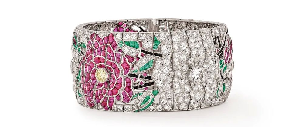 Браслет-манжета Entwined Flowers из платины, бриллиантов, рубинов, изумрудов и оникса, 1924 г. Коллекция Van Cleef & Arpels Heritage