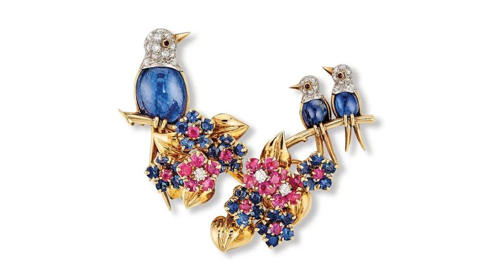 Зажим Three birds из желтого золота, платины, рубинов, сапфиров и бриллиантов, 1946 г. Коллекция Van Cleef & Arpels Heritage 