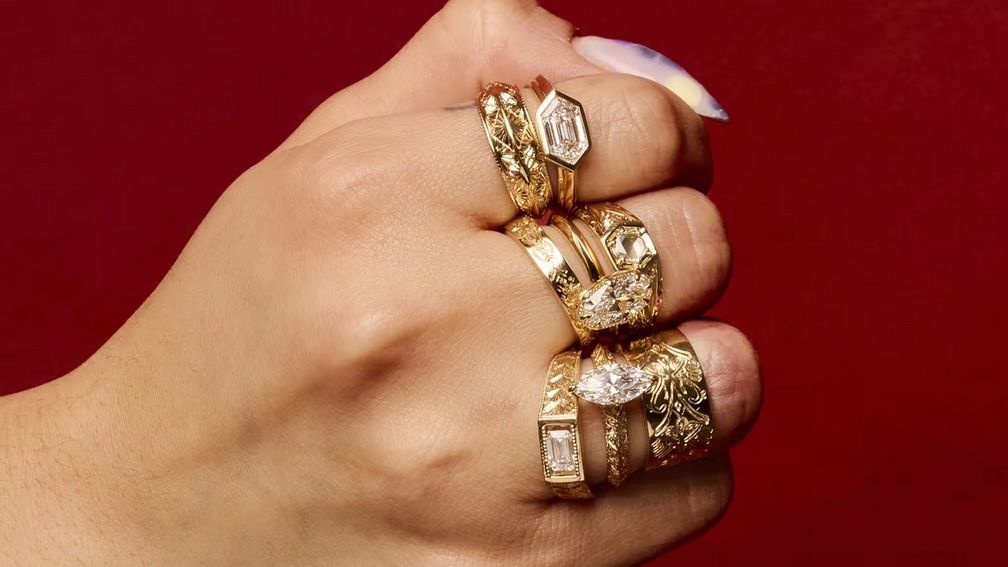 Восемь колец из 14-каратного золота из «AU79», новой капсульной коллекции дизайнера Вивианы Лангхофф. Коллекция, которая прославляет значимость и историю золота, будет состоять из 20 изделий