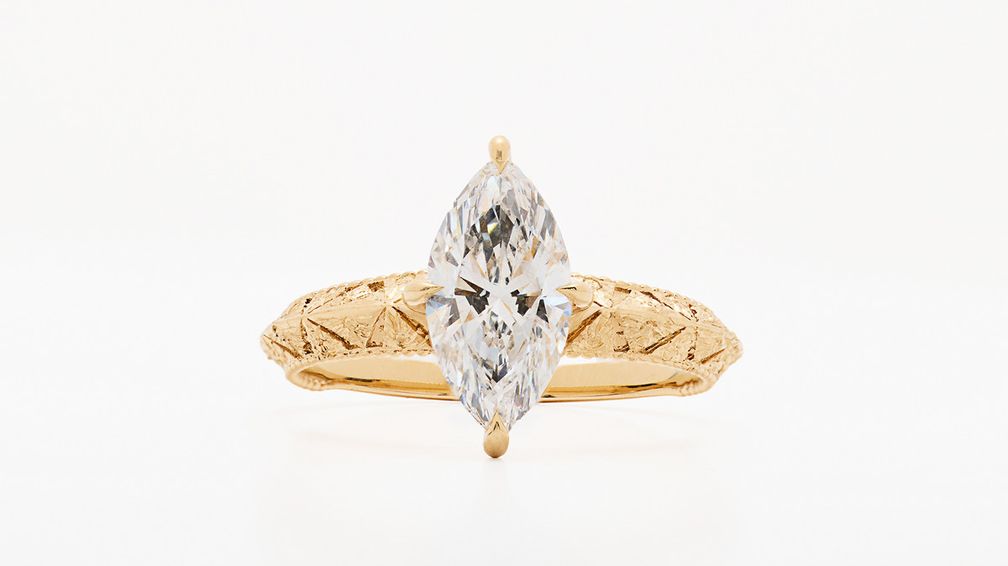 Кольцо Element 1 из 14-каратного золота представлено здесь с выращенным в лаборатории бриллиантом весом 1,55 карата. Дизайнер Вивиана Лангхофф изготавливает свои украшения в Чикаго, а недавно начала производство в Нью-Йорке