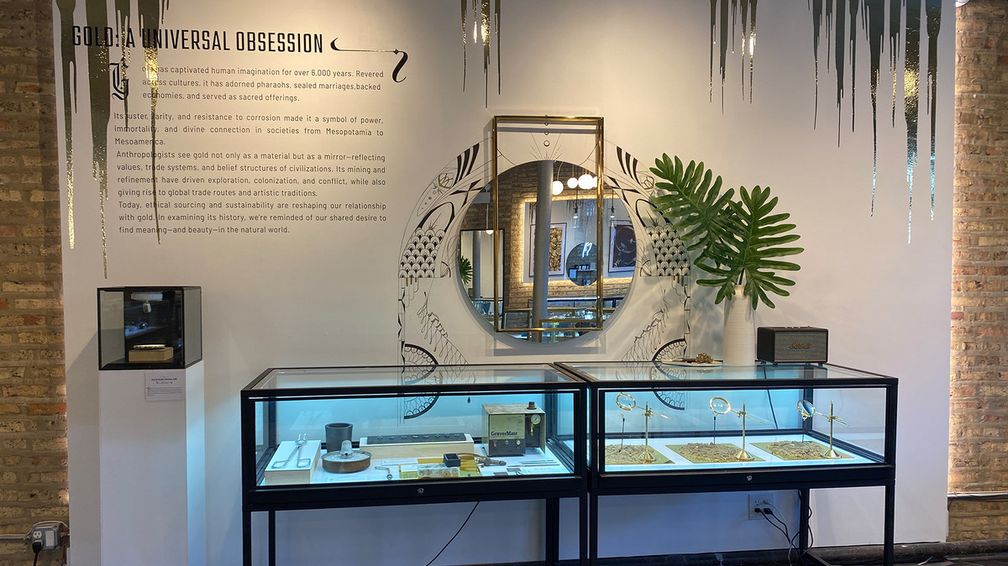 Лангхофф организовала небольшую выставку по истории и использованию золота. Выставка будет работать в ее магазине Adornment + Theory все лето 