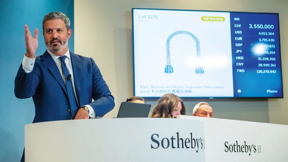 Sotheby's принимает ставки в ноябре 2024 года на бриллиантовое ожерелье с кисточками XVIII века, которое превзошло свою верхнюю оценку в 2,2 миллиона швейцарских франков (2,6 миллиона долларов США) и было продано за 4,3 миллиона швейцарских франков (5,1 миллиона долларов США) (фото: Sotheby's)