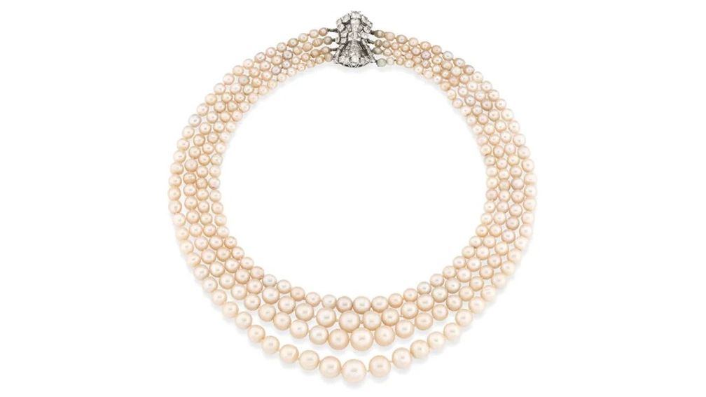  Это ожерелье из 265 натуральных жемчужин (плюс две культивированных) имело верхнюю предпродажную оценку в 100 000 долларов и было продано на аукционе Phillips за 316 940 долларов в ноябре 2024 года (фото: Phillips) 