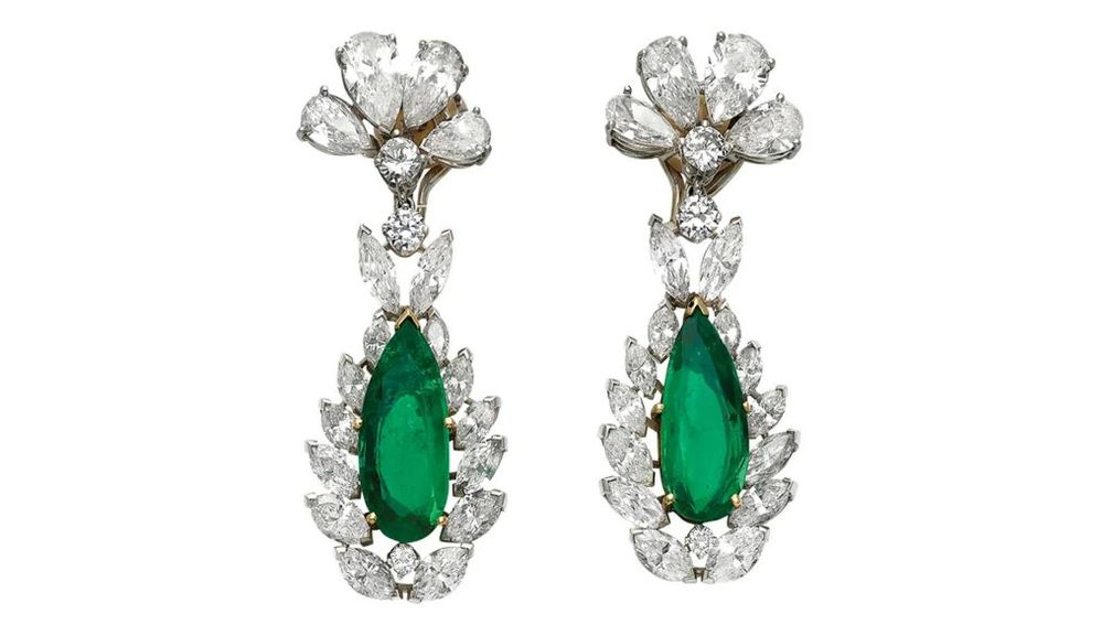 Серьги с изумрудами и бриллиантами с высокой оценкой в 45 000 долларов, проданные на аукционе Phillips в ноябре за 98 080 долларов (фото: Phillips)