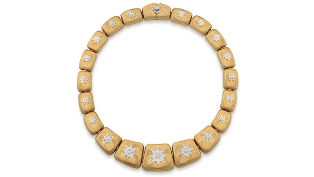  Ожерелье от Buccellati из золота с бриллиантами, которое превысило свою высокую оценку в 24 000 долларов и достигло 33 213 долларов в ноябре 2024 года на аукционе Phillips. (фото: Phillips)