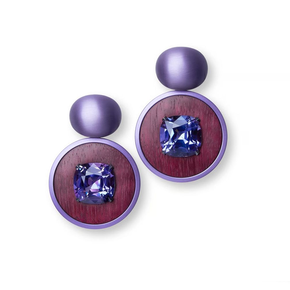 Серьги от Hemmerle с танзанитом, оправленным в амарантовое дерево и анодированный алюминий 