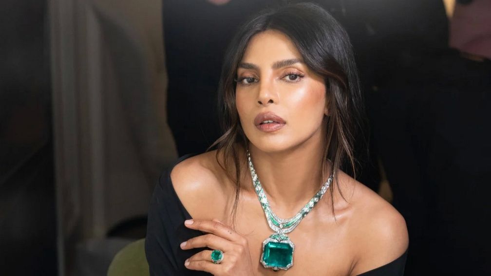 Посол Bulgari Приянка Чопра Джонас в колье Magnus Emerald и кольце Emerald Reflection из коллекции Polychroma на Met Gala — 2025