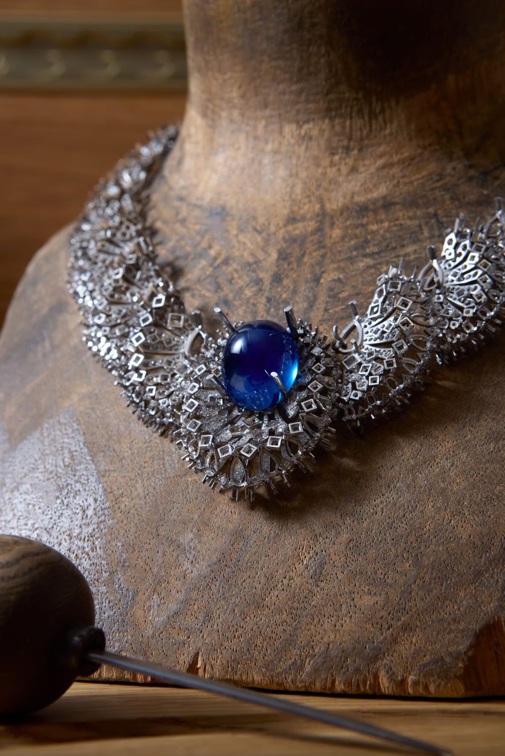 Колье En Équilibre от Cartier с сапфиром огранки кабошон весом 58,08 карата