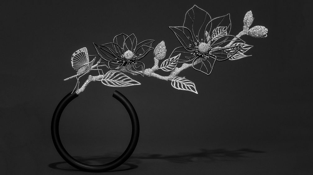 Колье-воротник Magnolia трансформируется в украшение для головы и выполнено из алюминия и белого золота с бриллиантами в паве и черным керамическим покрытием 