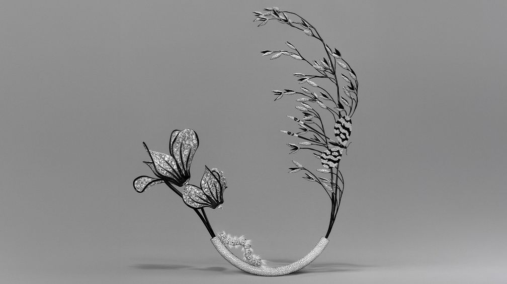 Брошь Cyclamen с бриллиантами и горным хрусталем в титановой оправе, белом золоте и черном лаке оснащена поворотным механизмом, который позволяет превратить ее в браслет