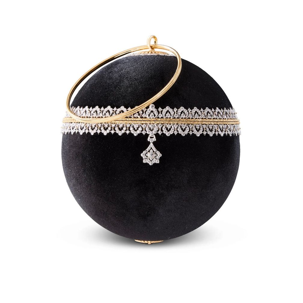 Сферическая вечерняя сумочка из черного бархата. Предоставлено Buccellati