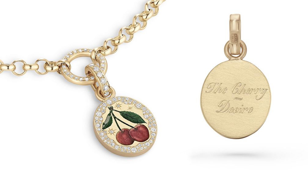 Подвеска «Вишня для желания» из 18-каратного желтого золота с выемчатой эмалью, бриллиантами и гравировкой «Вишня ~ Желание» на обороте Подвеска «Вишня для желания» из 18-каратного желтого золота с выемчатой эмалью, бриллиантами и гравировкой «Вишня ~ Желание» на обороте