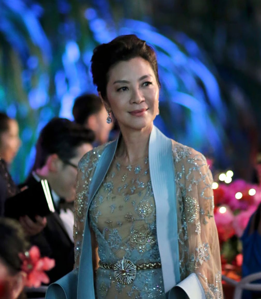 Мишель Йео носила на поясе кулон Sparkling Delight от Carnet Jewellery в фильме 2018 года «Безумно богатые азиаты» Мишель Йео носила на поясе кулон Sparkling Delight от Carnet Jewellery в фильме 2018 года «Безумно богатые азиаты»