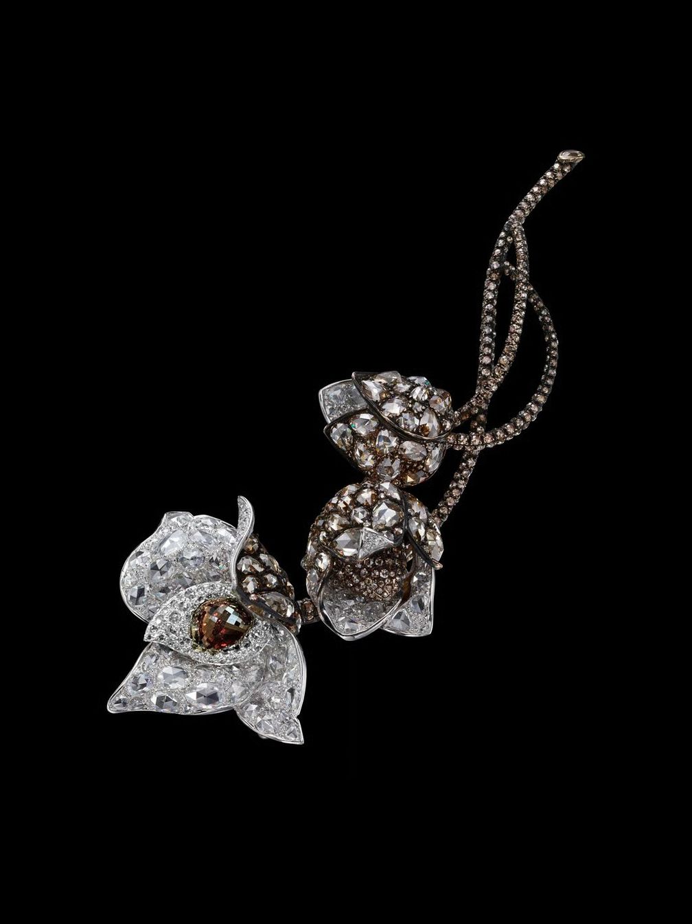 Брошь Wondrous Diamond Woodrose от Carnet Jewellery из платины, золота и бриллиантов Брошь Wondrous Diamond Woodrose от Carnet Jewellery из платины, золота и бриллиантов