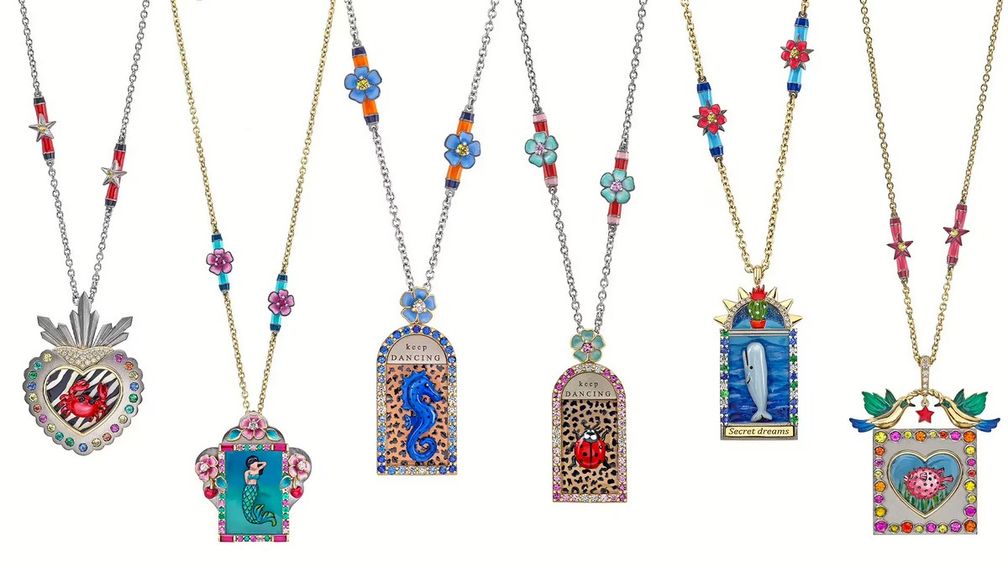 Шесть персонажей изображены в своих домах (слева направо): подвеска The Crab, подвеска The Mermaid, подвеска Keep Dancing Seahorse, подвеска Keep Dancing Ladybug, подвеска Secret Dreams и подвеска The Puffer Fish Takes Flight Шесть персонажей изображены в своих домах (слева направо): подвеска The Crab, подвеска The Mermaid, подвеска Keep Dancing Seahorse, подвеска Keep Dancing Ladybug, подвеска Secret Dreams и подвеска The Puffer Fish Takes Flight