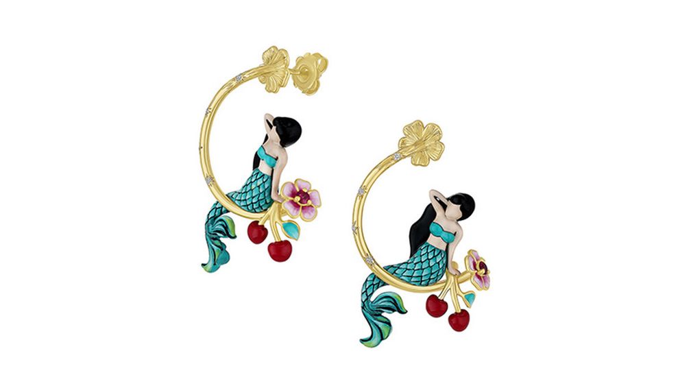 Серьги-кольца The Mermaid из 18-каратного желтого золота и титана с рубинами, бриллиантами и эмалью Серьги-кольца The Mermaid из 18-каратного желтого золота и титана с рубинами, бриллиантами и эмалью
