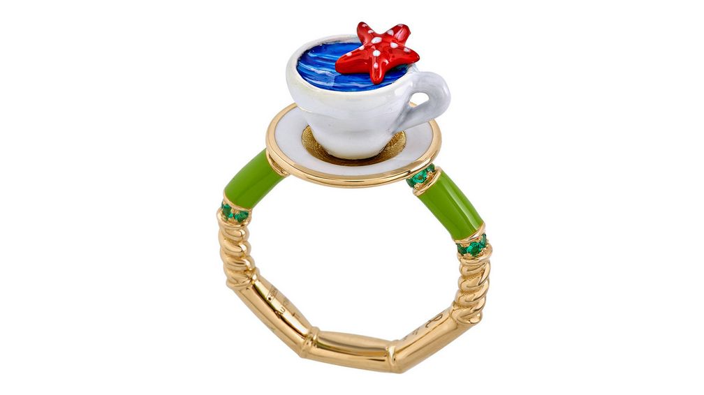Кольцо Take a Sip из 18-каратного желтого золота и титана с изумрудами и эмалью Кольцо Take a Sip из 18-каратного желтого золота и титана с изумрудами и эмалью