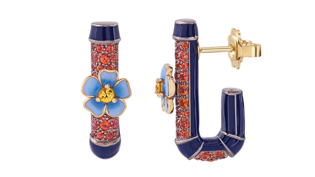 Серьги-кольца Blue Flowers, сочетающиеся с цепочками подвесок каждого персонажа, из 18-каратного желтого золота и титана с оранжевыми и желтыми сапфирами Серьги-кольца Blue Flowers, сочетающиеся с цепочками подвесок каждого персонажа, из 18-каратного желтого золота и титана с оранжевыми и желтыми сапфирами