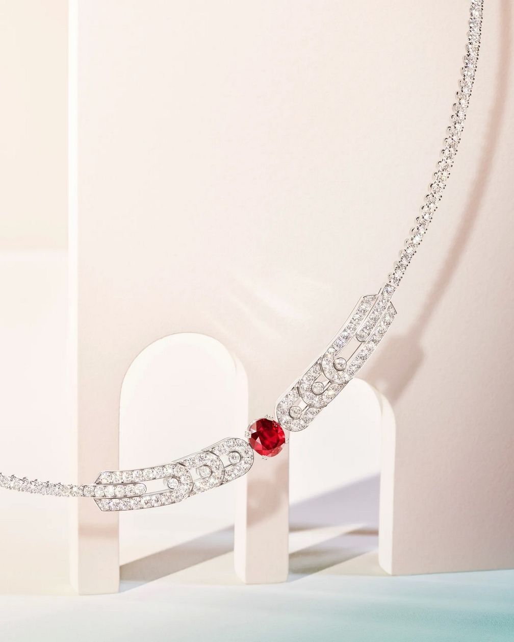 Ожерелье из коллекции «1936» из белого золота с мозамбикским рубином 3,63 карата и бриллиантами. Фото: Fred Ожерелье из коллекции «1936» из белого золота с мозамбикским рубином 3,63 карата и бриллиантами. Фото: Fred