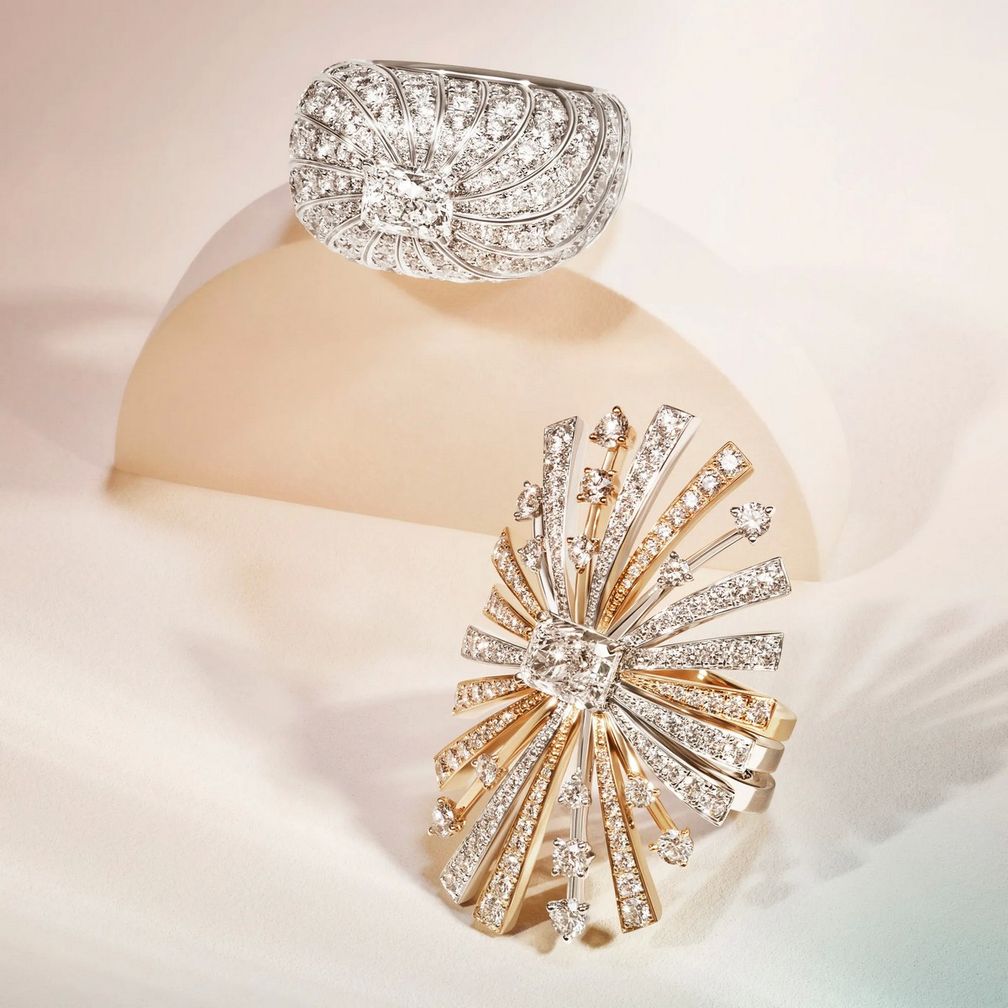 Кольцо в форме шара из коллекции Soleil d’Or Sunrise из белого золота с бриллиантом 1,01 карата и бриллиантами; составное кольцо из коллекции Soleil d’Or Sunrise из белого и желтого золота с бриллиантом 1,01 карата и бриллиантами. Фото: Fred Кольцо в форме шара из коллекции Soleil d’Or Sunrise из белого золота с бриллиантом 1,01 карата и бриллиантами; составное кольцо из коллекции Soleil d’Or Sunrise из белого и желтого золота с бриллиантом 1,01 карата и бриллиантами. Фото: Fred