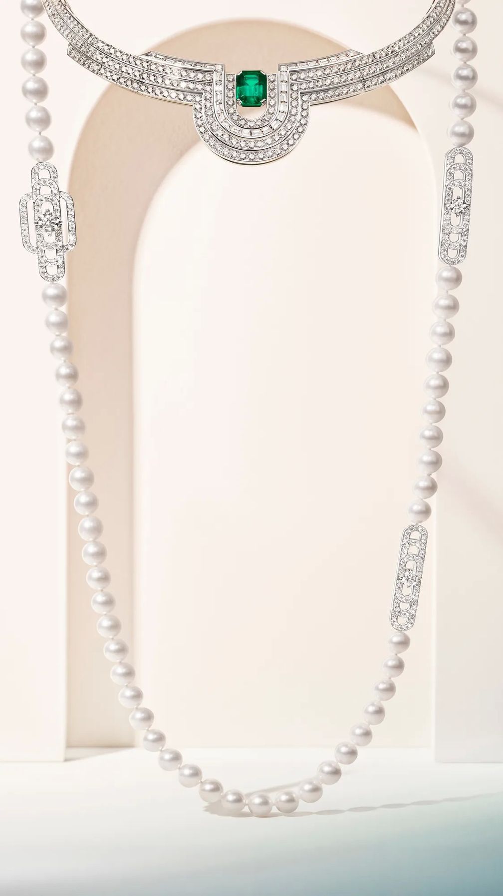 Ожерелье из коллекции «1936» из белого золота с колумбийским изумрудом 4,24 карата, жемчугом и бриллиантами. Фото: Fred Ожерелье из коллекции «1936» из белого золота с колумбийским изумрудом 4,24 карата, жемчугом и бриллиантами. Фото: Fred
