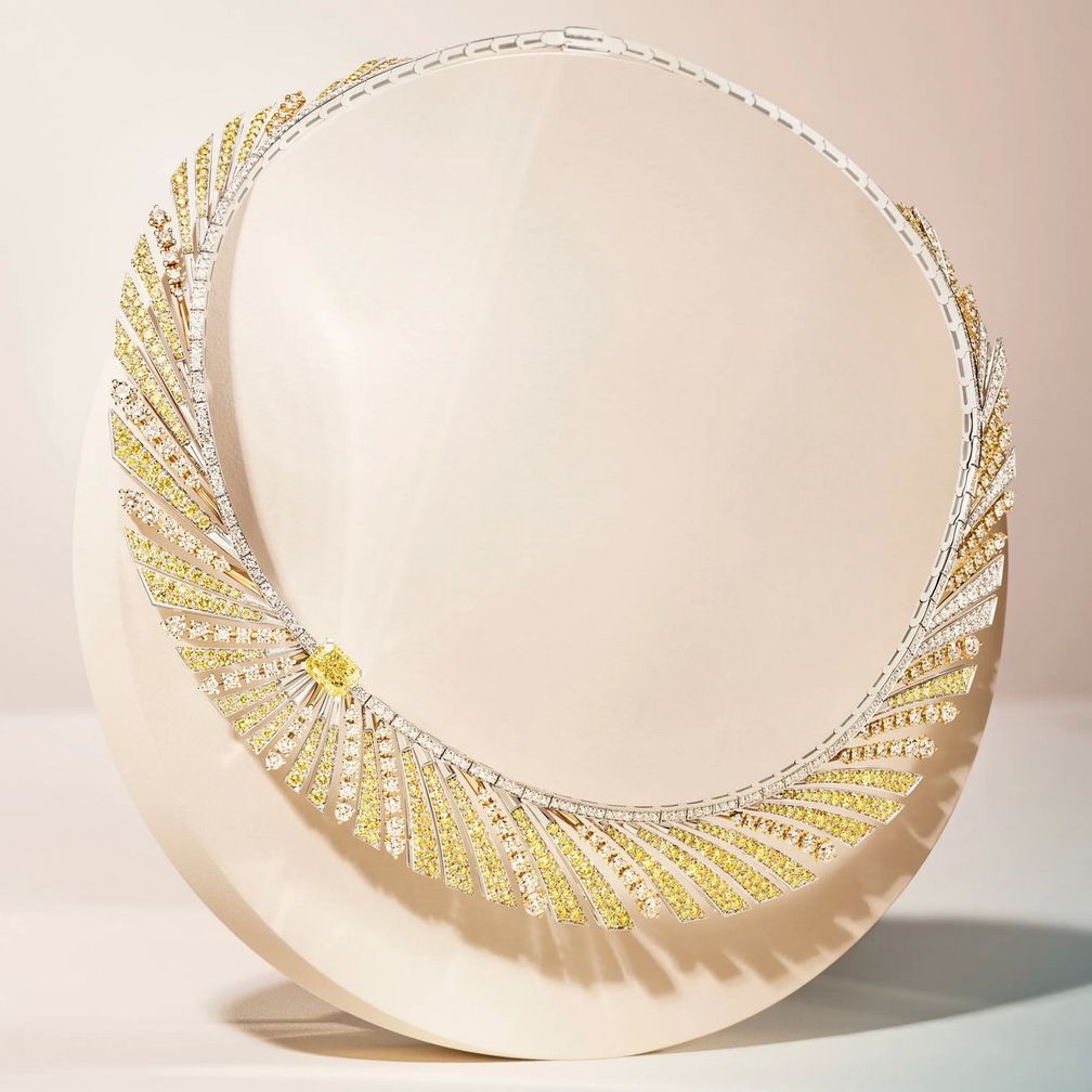 Колье-биб из коллекции Soleil d’Or Sunrise из белого и желтого золота, украшенное бриллиантом насыщенного желтого цвета весом 2,01 карата, а также желтыми и белыми бриллиантами. Фото: Fred Колье-биб из коллекции Soleil d’Or Sunrise из белого и желтого золота, украшенное бриллиантом насыщенного желтого цвета весом 2,01 карата, а также желтыми и белыми бриллиантами. Фото: Fred