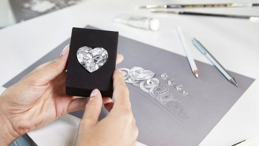 Легенда в процессе становления: рекордный бриллиант «Бесконечность» от Graff весом 157,8 карата и эскиз великолепной тиары, центральным элементом которой он станет Легенда в процессе становления: рекордный бриллиант «Бесконечность» от Graff весом 157,8 карата и эскиз великолепной тиары, центральным элементом которой он станет