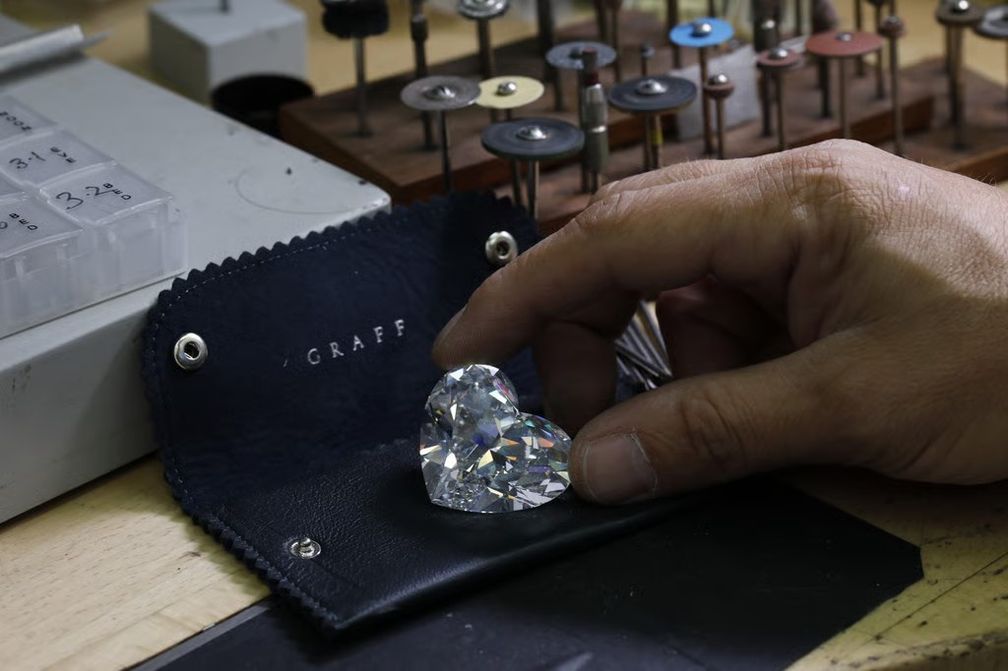 Камень назван «Бесконечность» в честь безграничной любви Лоуренса Граффа к бриллиантам Камень назван «Бесконечность» в честь безграничной любви Лоуренса Граффа к бриллиантам