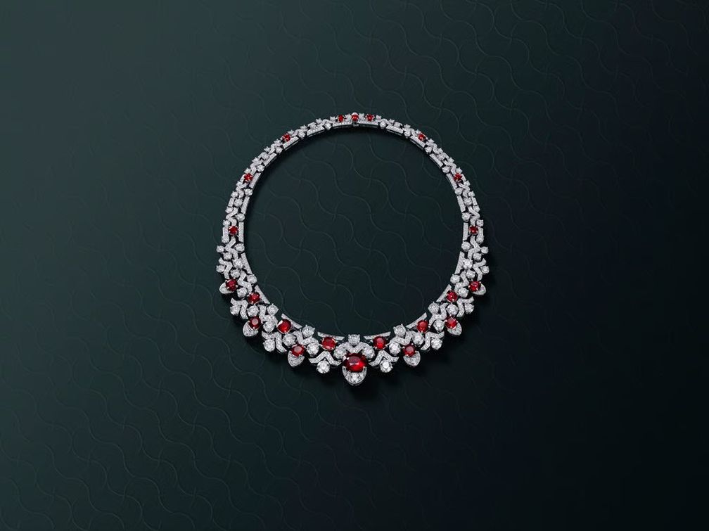 Рубины круглой огранки и огранки кушон, а также бриллианты разных форм в этом роскошном колье от Graff Рубины круглой огранки и огранки кушон, а также бриллианты разных форм в этом роскошном колье от Graff