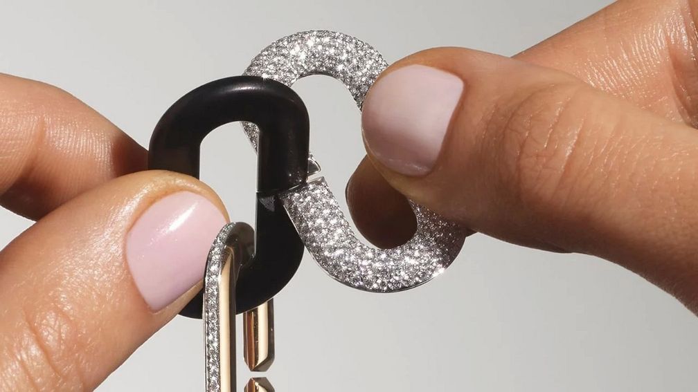 Крупный план звеньев цепочки из коллекции Mon Jeu Maxi от Vhernier