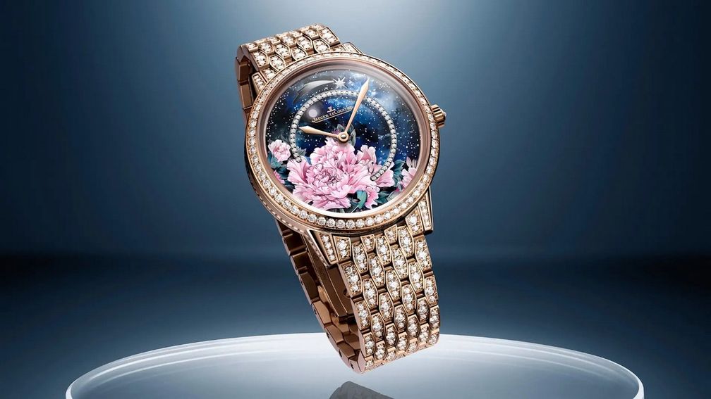 Новые часы Jaeger-LeCoultre Rendez-Vous представлены в двух вариантах. Эта модель украшена розовым пионом, нарисованным вручную Новые часы Jaeger-LeCoultre Rendez-Vous представлены в двух вариантах. Эта модель украшена розовым пионом, нарисованным вручную