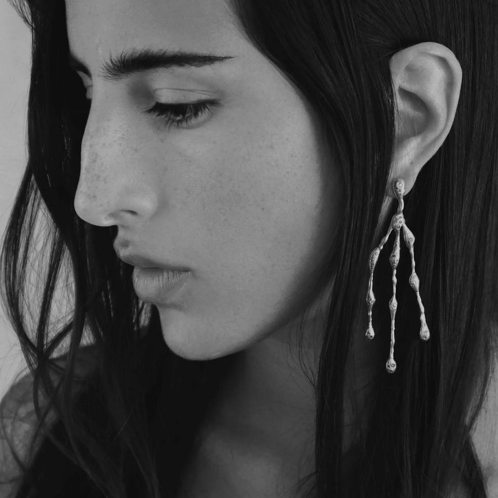 Серьги Strand из серебра на Талиде Тамер. Фото сделано ее сестрой Наджедой Серьги Strand из серебра на Талиде Тамер. Фото сделано ее сестрой Наджедой