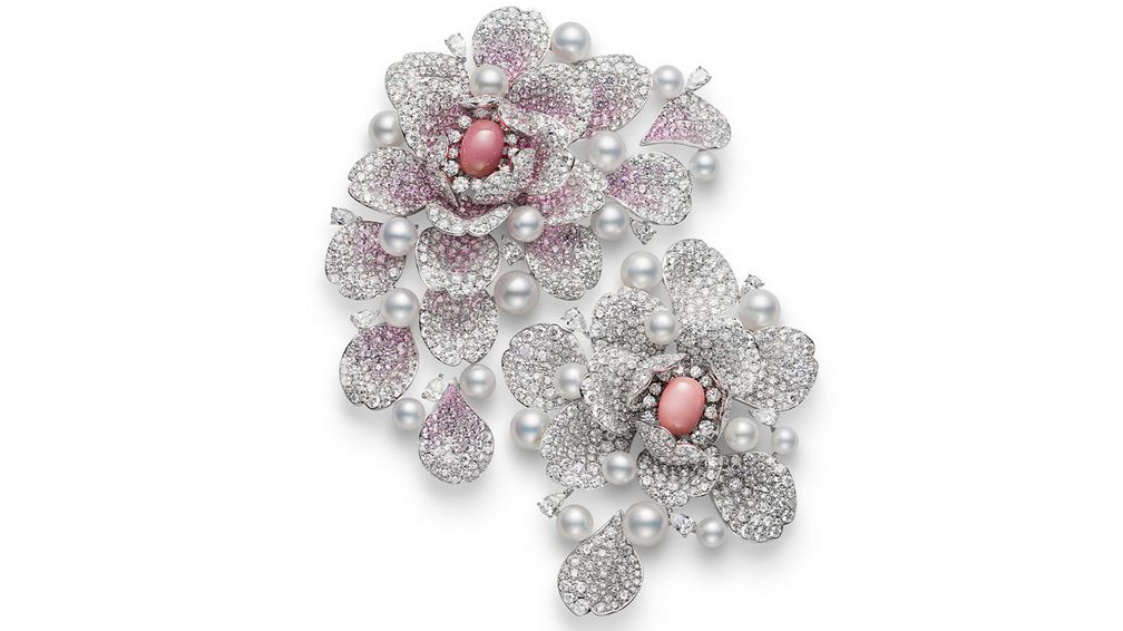 Брошь Les Pétales из 18-каратного белого золота с натуральным жемчугом конк, культивированным жемчугом акойя, сапфирами и бриллиантами Брошь Les Pétales из 18-каратного белого золота с натуральным жемчугом конк, культивированным жемчугом акойя, сапфирами и бриллиантами