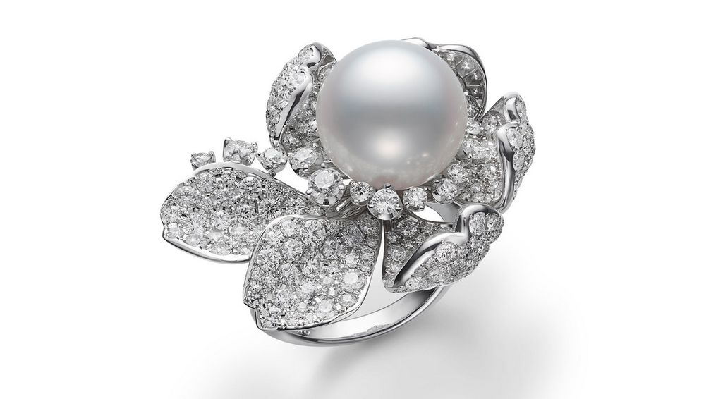 Кольцо Les Pétales из 18-каратного белого золота с культивированной белой жемчужиной южных морей в центре и бриллиантами Кольцо Les Pétales из 18-каратного белого золота с культивированной белой жемчужиной южных морей в центре и бриллиантами