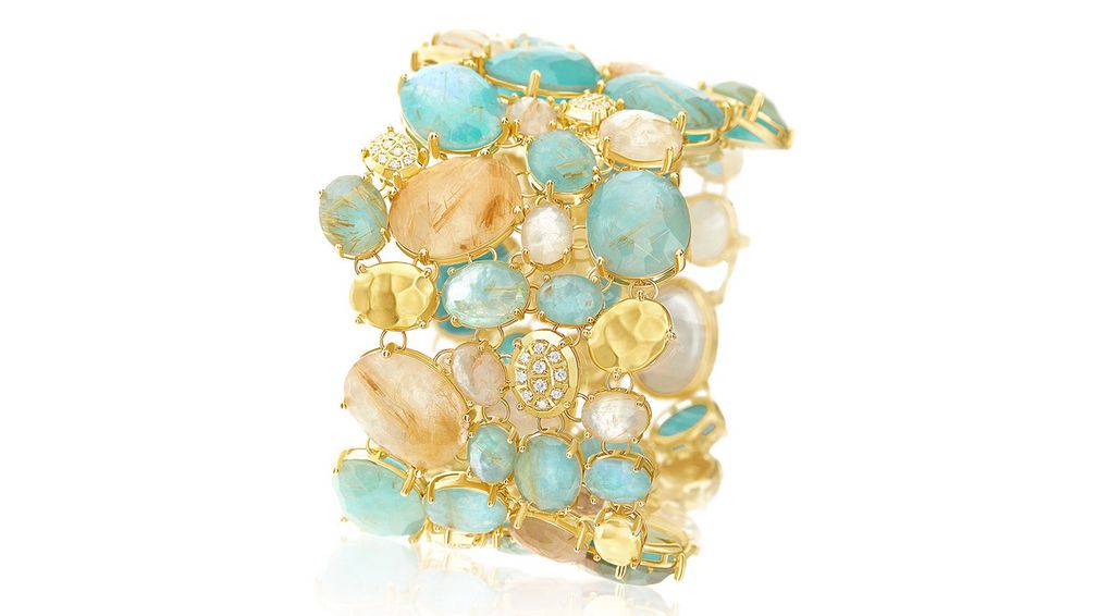 Большой браслет Maré из 18-каратного желтого золота с акцентами из рутилового кварца, перламутра, амазонита и бриллиантов Большой браслет Maré из 18-каратного желтого золота с акцентами из рутилового кварца, перламутра, амазонита и бриллиантов