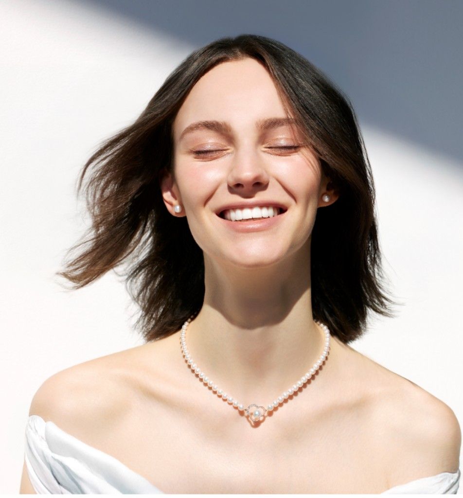 В новой коллекции украшений Chants представлены японский жемчуг акойя и бриллианты в оправе из 18-каратного золота. Фото: Tasaki В новой коллекции украшений Chants представлены японский жемчуг акойя и бриллианты в оправе из 18-каратного золота. Фото: Tasaki