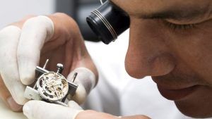 Рабочие места тысяч швейцарских часовщиков под угрозой