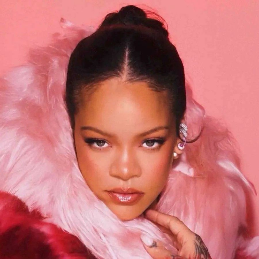 Рианна блистает в жемчужных серьгах от Yoko London в новой рекламной кампании Fenty Beauty