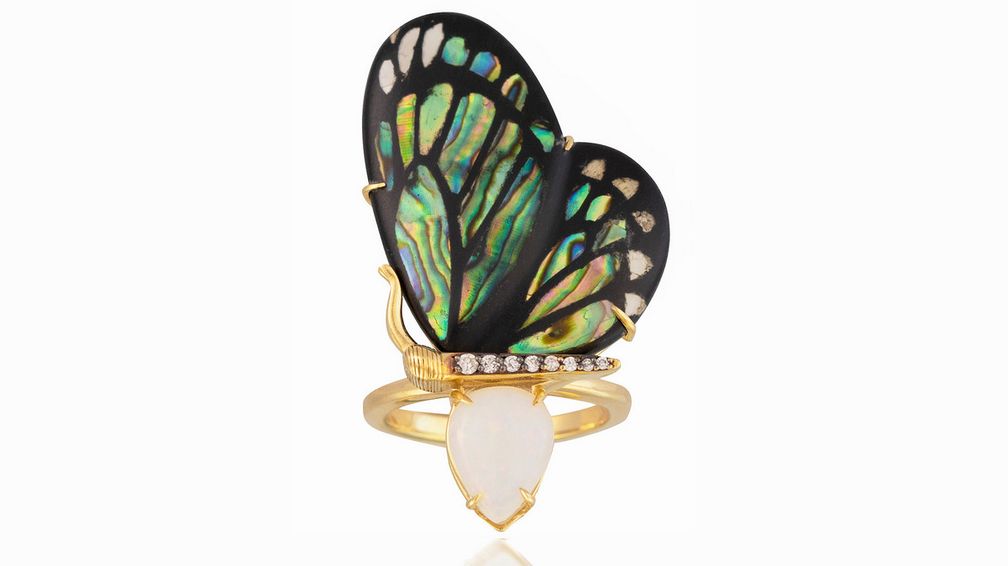 Кольцо с маркетри в форме крыла бабочки с инкрустацией из морского ушка, бриллиантами и белым опалом 1,26 карата в 14-каратном желтом золоте 