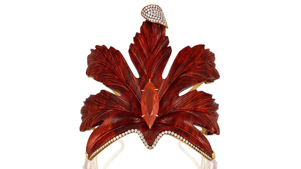 Браслет-кафф в форме кленового листа из стабилизированного дерева с огненным опалом 4,05 карата и бриллиантовыми акцентами 1,31 карата в 18-каратном желтом золоте