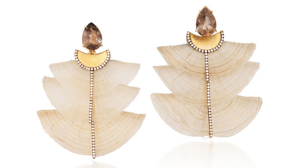Серьги в форме веера, украшенные конской гривой с бежевым градиентом, с бриллиантами 1,16 карата и 10 каратами дымчатого кварца в 18-каратном желтом золоте