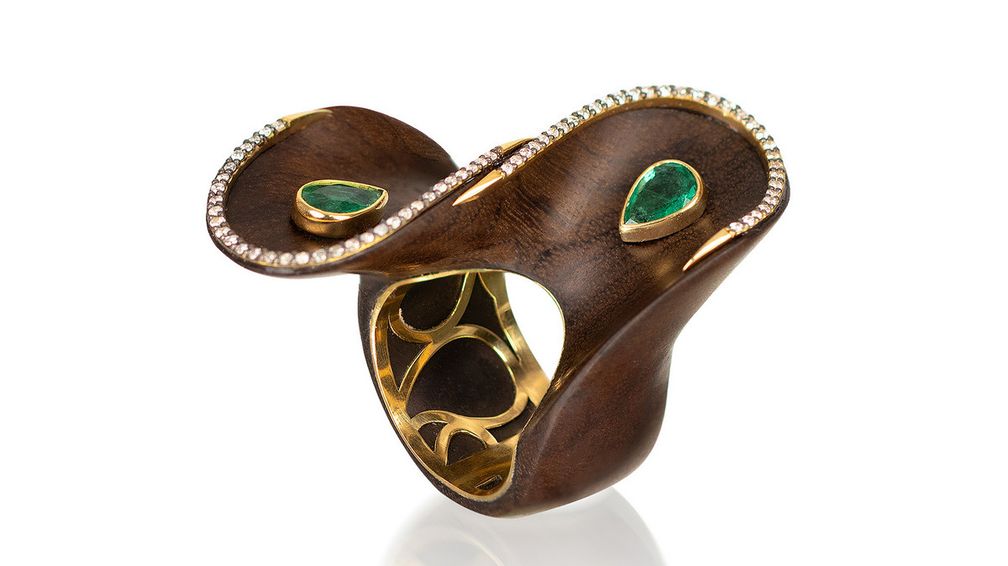 Витое кольцо из дерева с бриллиантами и изумрудами в 18-каратном желтом золоте 