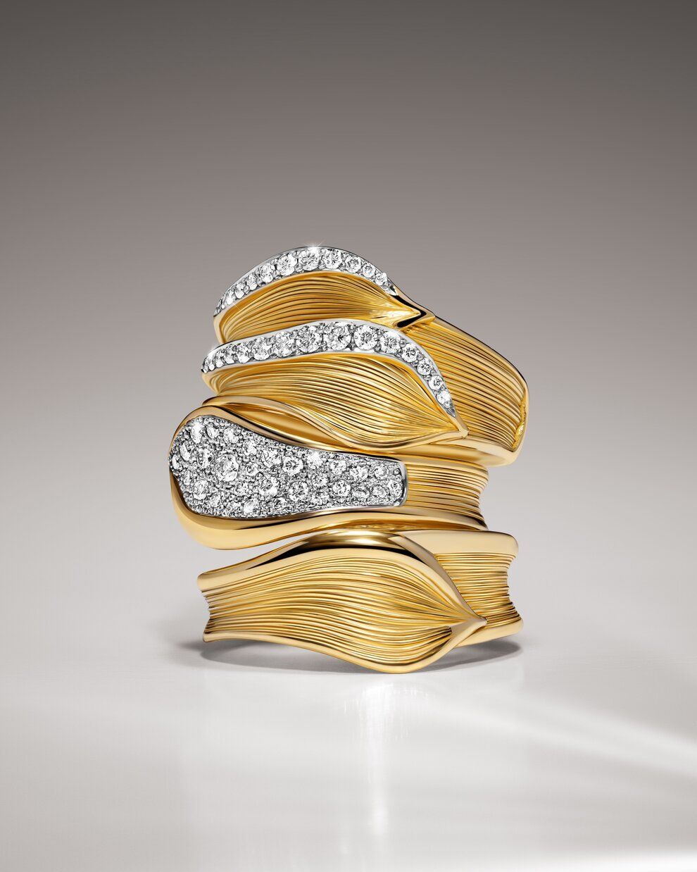 Украшения из 18-каратного желтого золота, сверху вниз: кольцо Double Petal с бриллиантами в паве; кольцо Petal с бриллиантами в паве; кольцо Petal Украшения из 18-каратного желтого золота, сверху вниз: кольцо Double Petal с бриллиантами в паве; кольцо Petal с бриллиантами в паве; кольцо Petal