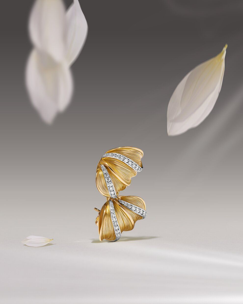 Серьги-хагги Multi Petal из 18-каратного желтого золота с бриллиантами общим весом 0,39 карата Серьги-хагги Multi Petal из 18-каратного желтого золота с бриллиантами общим весом 0,39 карата