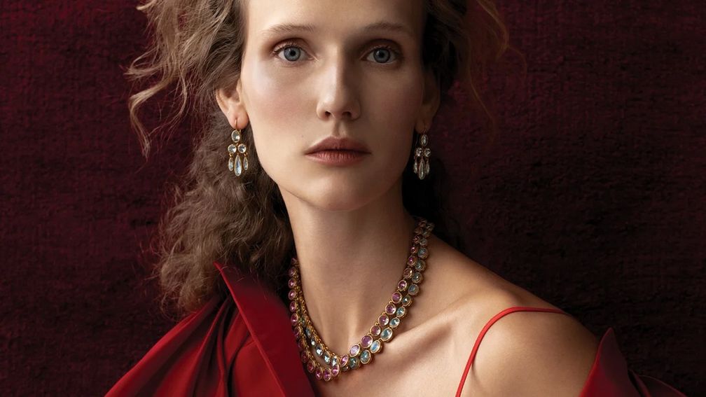 Модель в серьгах-жирандолях Catherine от Larkspur & Hawk из позолоченного серебра с белым кварцем на фольгированной основе (фото: Larkspur & Hawk)