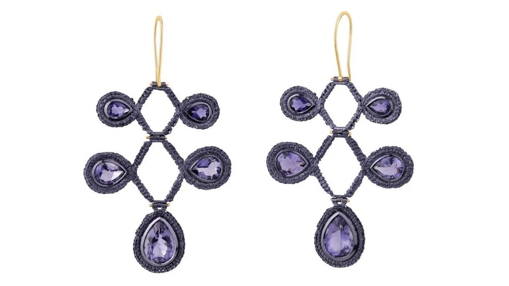 Серьги-люстры Regency от Ebba Goring — современная дань уважения жирандолям — украшены иолитами грушевидной огранки в серебре с нанокерамическим покрытием темно-синего цвета (фото: Ebba Goring)