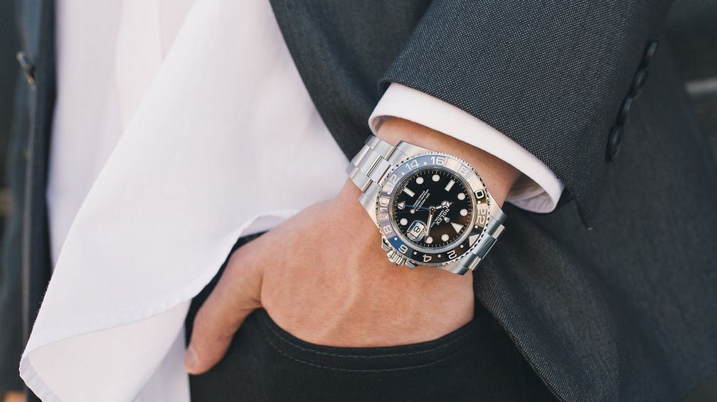 Самой популярной моделью GMT-Master II в Bob’s Watches является артикул 116710 с безелем Batman (черно-синий) или полностью черным керамическим безелем Cerachrom и большим корпусом